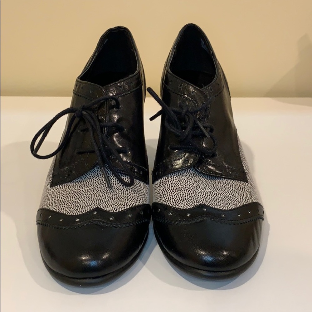 Aerosoles Dollop Black & White Laceup heels 7.5